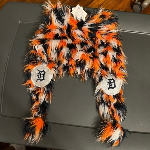 Detroit Tigers Tiger Faux Fur Hat w/ ear sequins details display picture 1